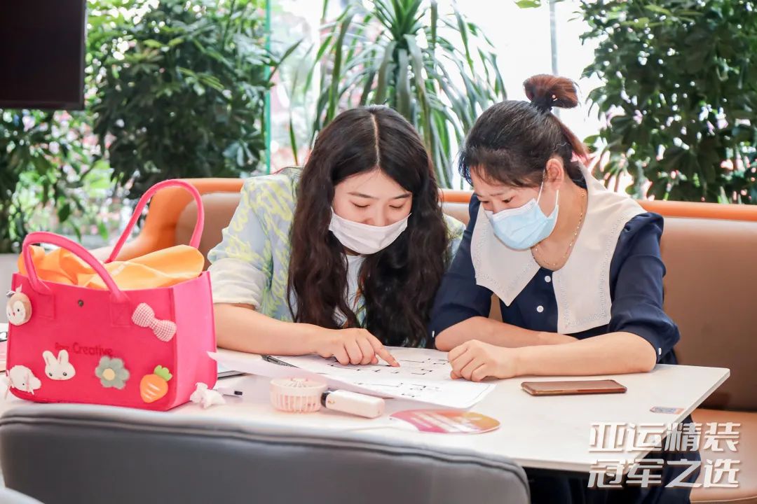 業(yè)主們享受品牌設(shè)計師一對一講解
