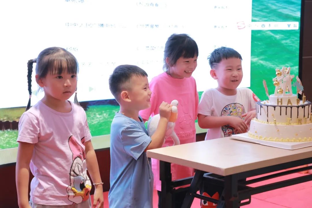孩子們一起慶祝生日，切生日蛋糕