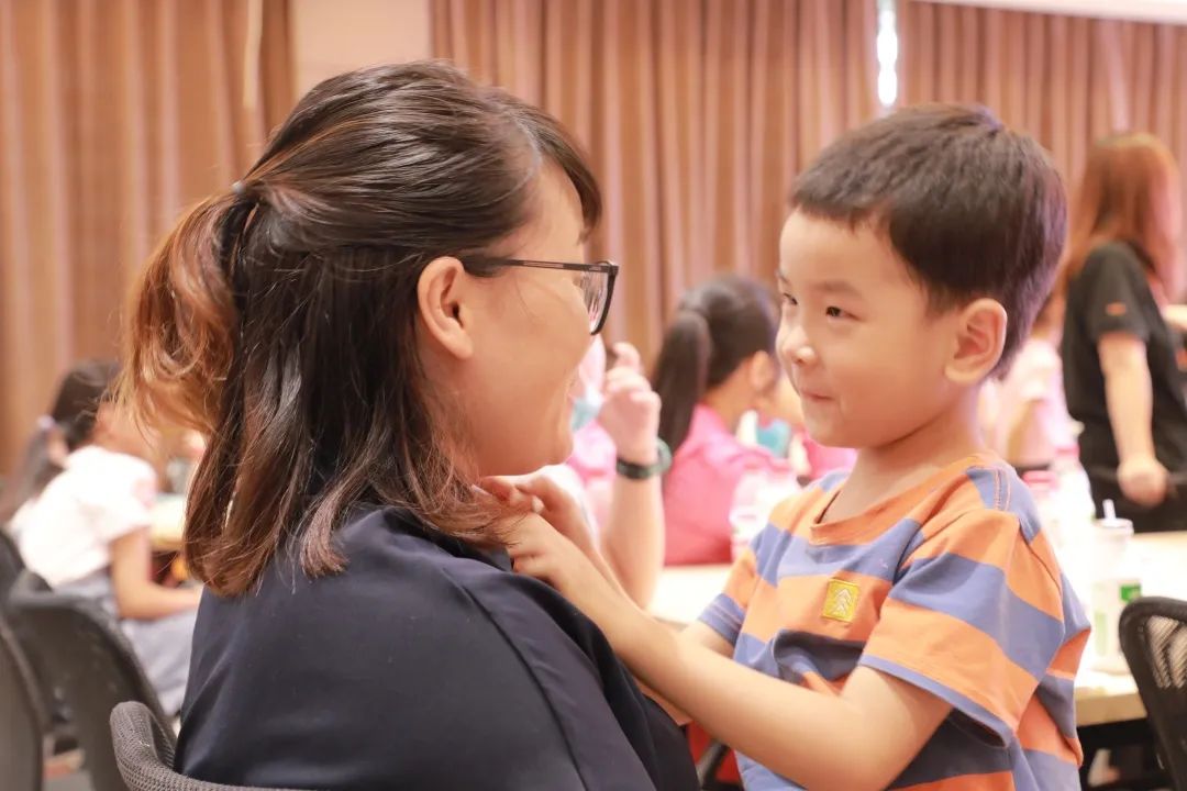 孩子與父母擁抱的瞬間，永遠(yuǎn)是動(dòng)人且溫暖的