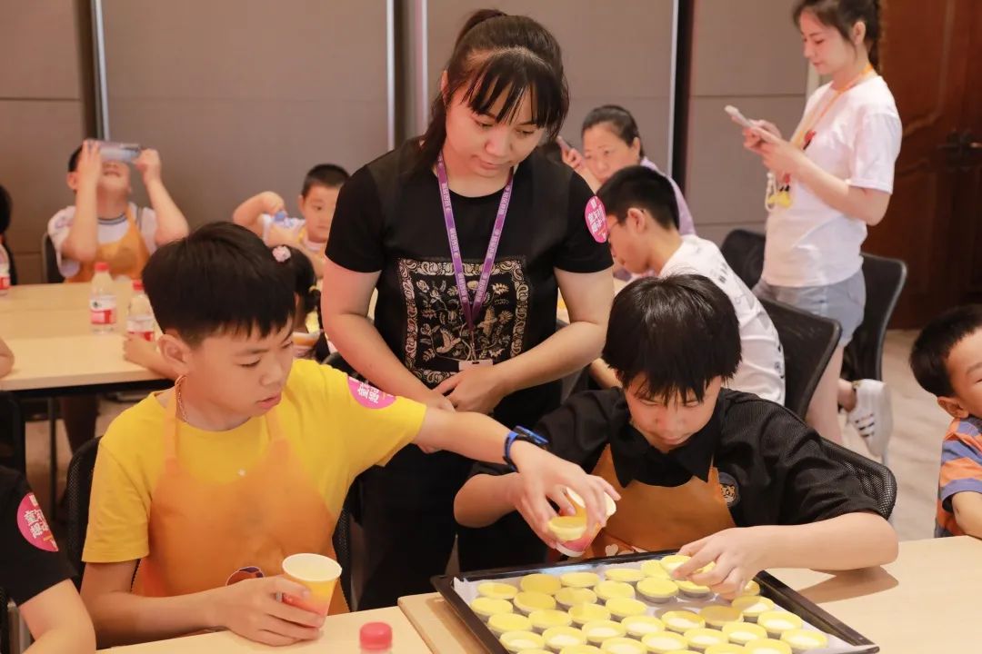 在銘品小課堂上，孩子們積極踴躍，學(xué)習(xí)成長