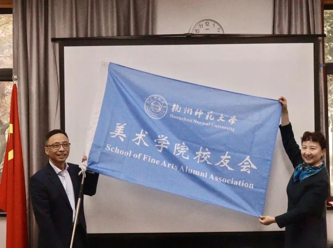 郭小娟書記授旗，張一良校友接旗